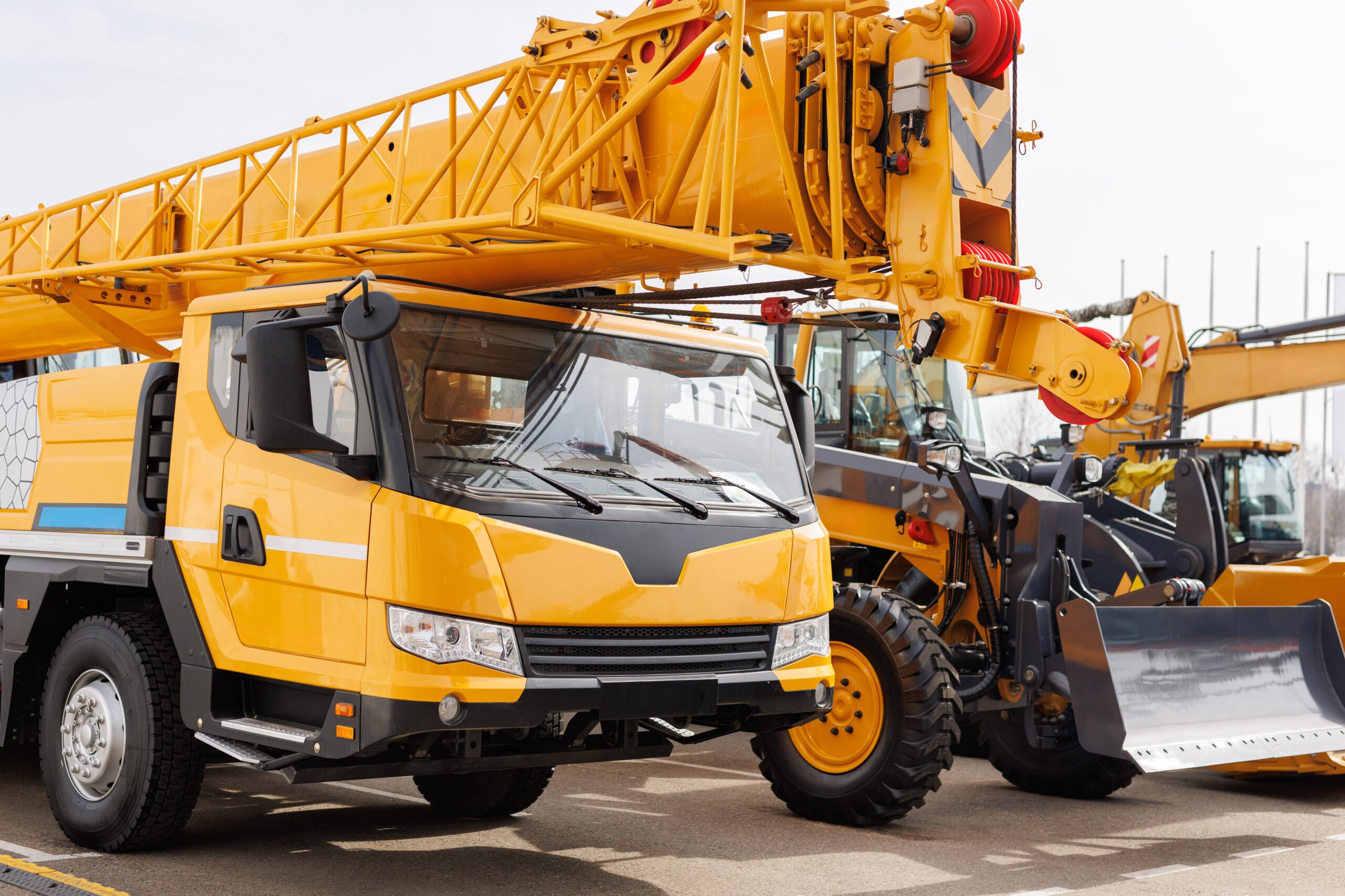 Self-propelled crane is a cable-operated crane. Crane with a hydraulic drive and a telescopic boom